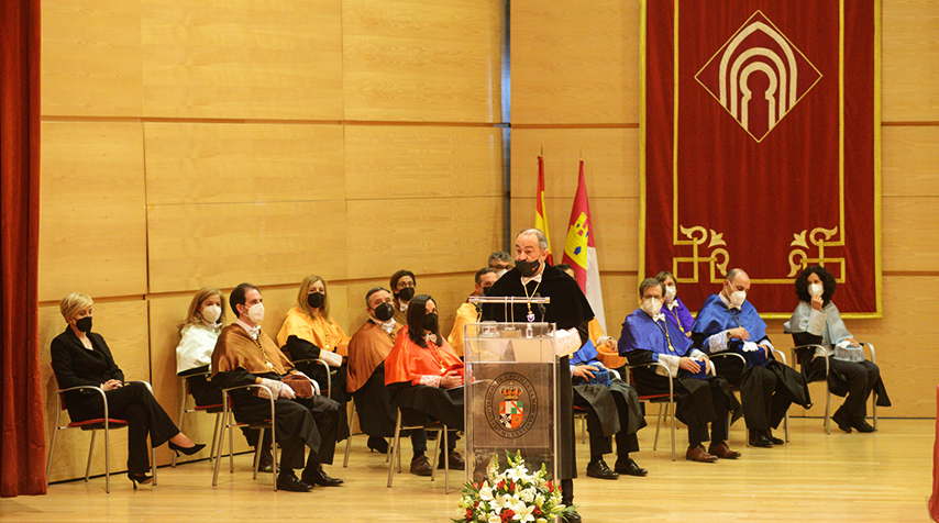 El rector de la UCLM junto a su equipo dirección