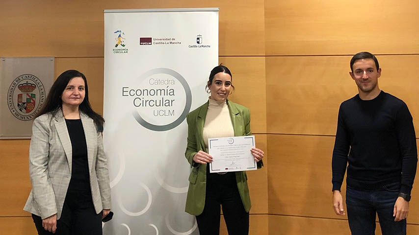 La profesora Ángela Triguero junto a los premiados