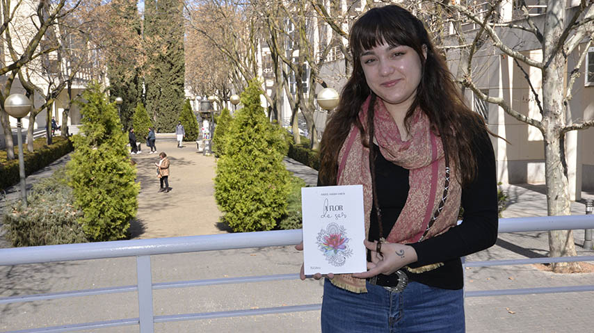 La alumna de la UCLM Raquel Aranda García presenta su primer poemario 'A flor de ser'