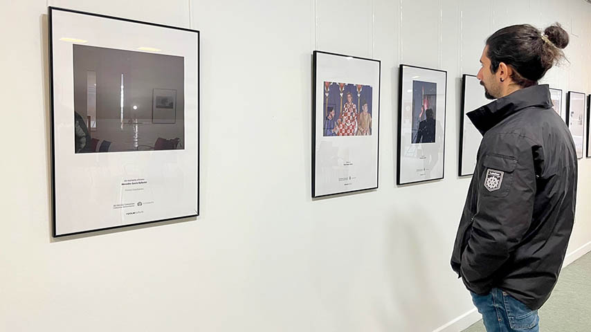 Un joven visita la exposición de los concursos culturales en Ciudad Real