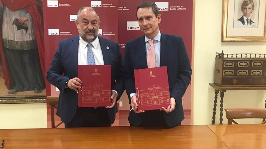 El rector y el decano del Colegio Notarial firmaron el convenio