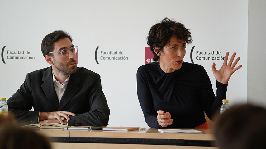 La ministra Elma Saiz  en su visita a la Facultad de Comunicación.