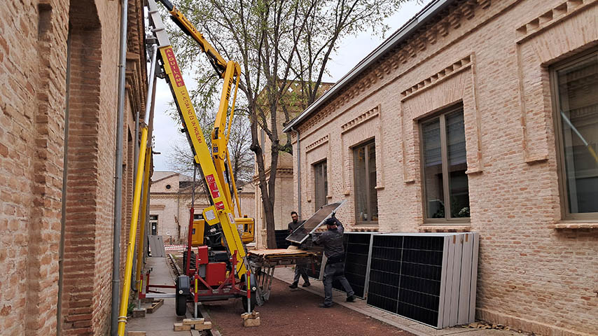 Instalación de placas fotovoltaicas en el Campus de la Antigua Fábrica de Armas de Toledo.
