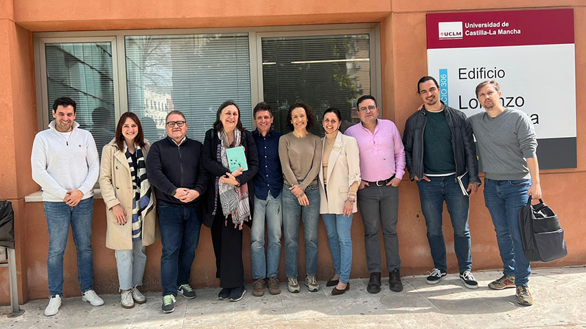 Equipo del Programa Dulcinea de la UCLM, con el investigador principal, Manuel Javier Cejudo Prado (tercero desde la derecha)