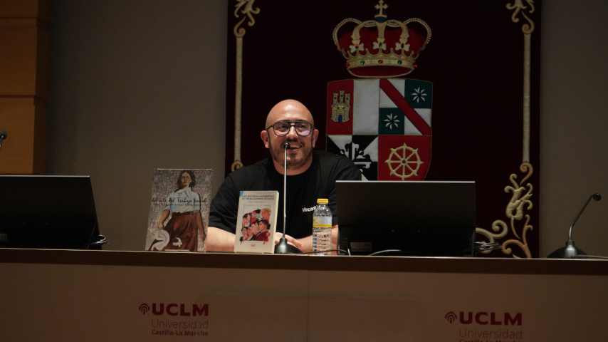 El escritor Óscar Cebolla en la Facultad de Trabajo Social del campus de Cuenca