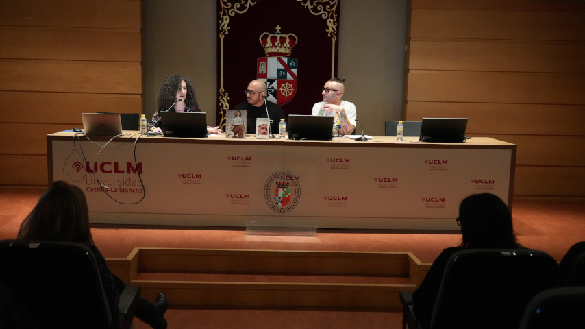 El escritor Óscar Cebolla en la Facultad de Trabajo Social del campus de Cuenca