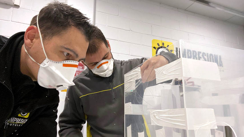 Cajas de protección para sanitarios en el proceso de intubación de pacientes con coronavirus.