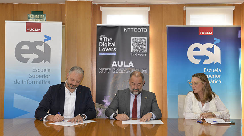 Firma de renovación del Aula NTT DATA-UCLM.