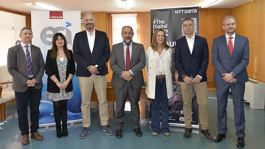 Firma de renovación del Aula NTT DATA-UCLM.