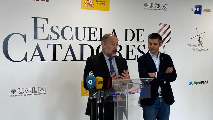 Firma del convenio Aula 'Tierra de Gigantes' UCLM-Ayuntamiento Campo de Criptana.