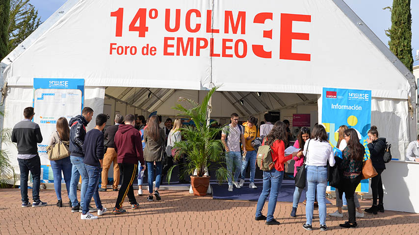 Un grupo de jóvenes en la 14 feria del empleo de la UCLM