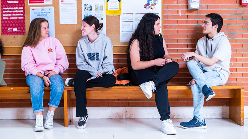 Estudiantes en los pasillos del Campus de Cuenca