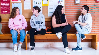 Estudiantes en los pasillos del Campus de Cuenca