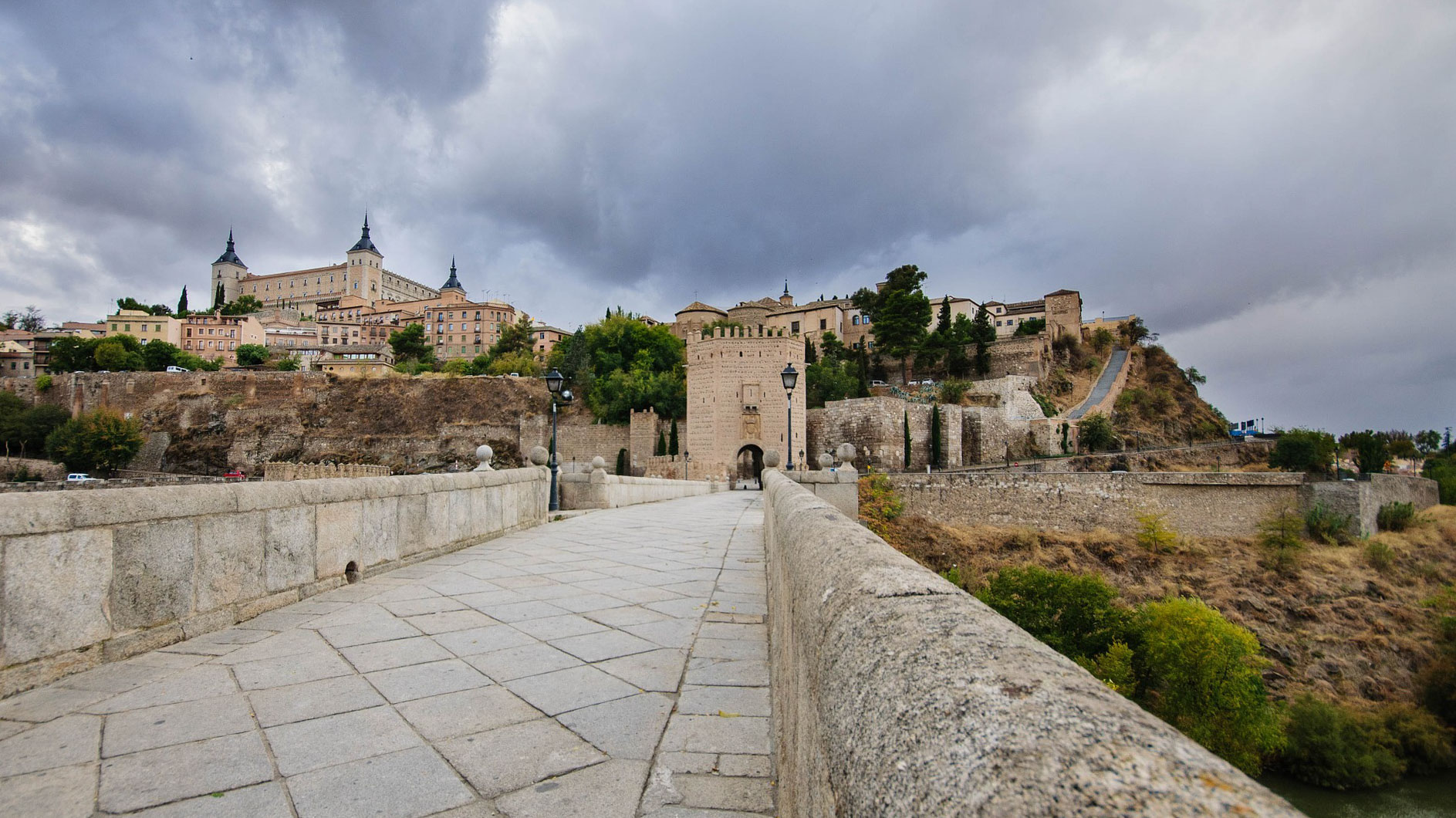 Vista de Toledo desde el puente de Alcántara.