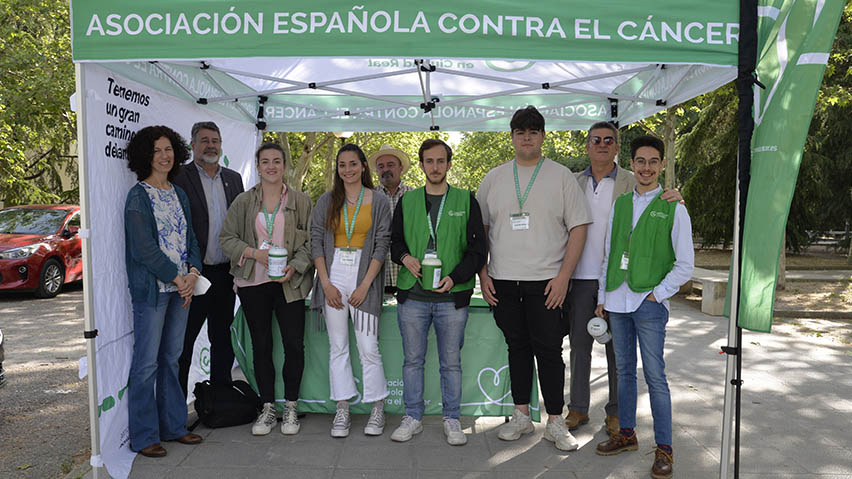 La AECC instala una mesa petitoria en el Campus de Ciudad Real.