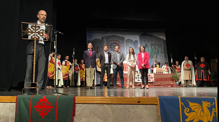 El profesor Fausto Pedro García Márquez recoge el premio en nombre del grupo Ingenium