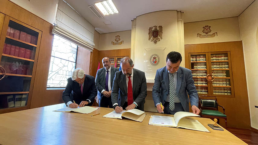 Firma del acuerdo entre la UCLM, la JCCM y la RECAMDER.