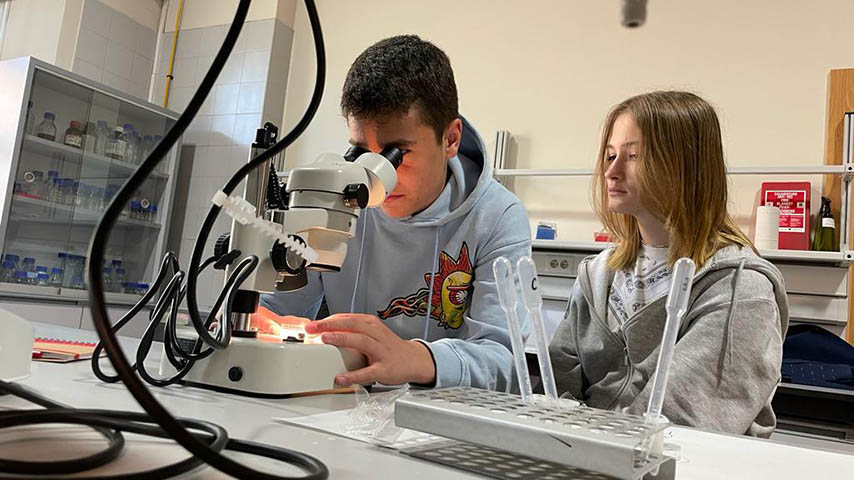 Estudiantes de Secundaria en un taller de Bioquímica sobre adicciones. 