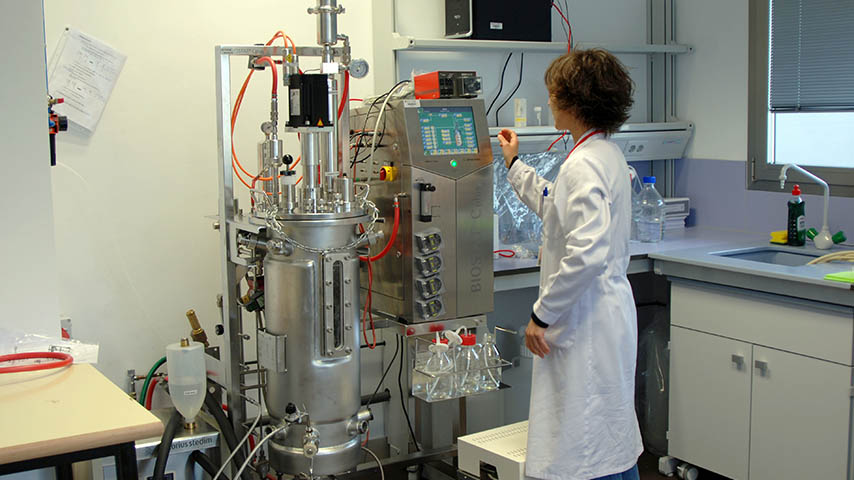 Una investigadora trabaja en un laboratorio de la Escuela de Industriales de Ciudad Real