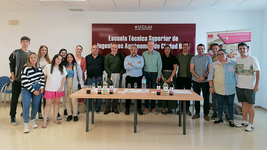 Estudiantes y profesores/as implicados en la elaboración de los primeros vinos junto con el rector