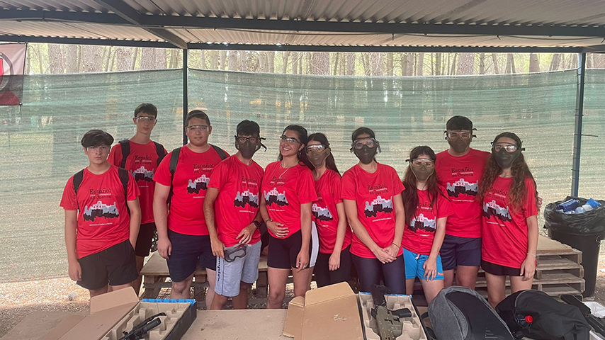 Un grupo de estudiantes en una actividad de paintball en la edición del programa 