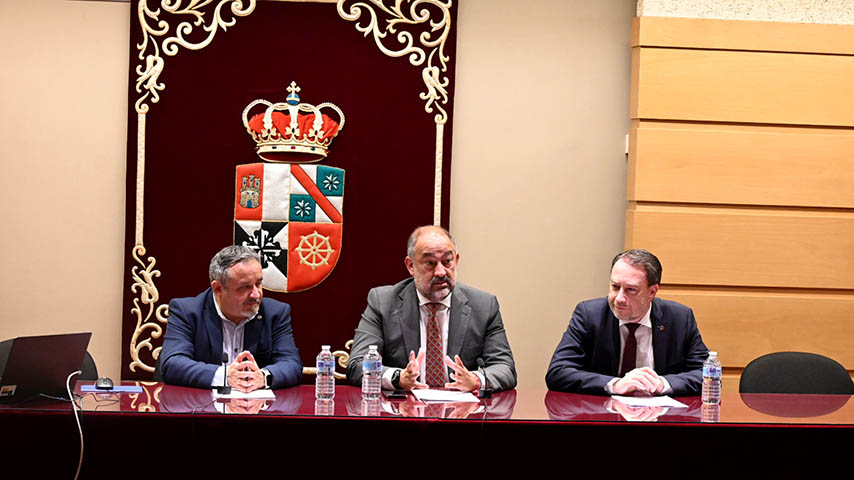 El rector de la UCLM, flanqueado por el vicerrector de Transformación y Estrategia Digital y por el rector de la UPNA y presidente de la sectorial