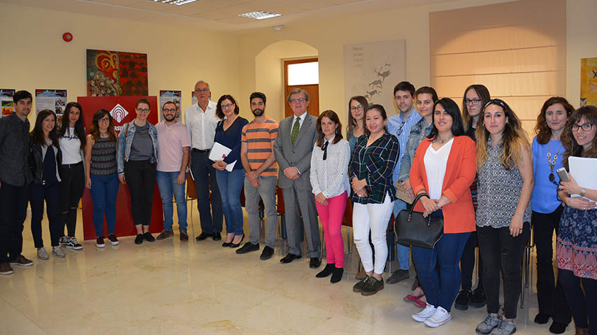 El rector, junto a los doce alumnos de la Universidad de Castilla-La Mancha (UCLM) que desarrollarán proyectos de cooperación internacional