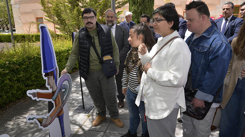 Jornada e inauguración de la exposición 'Súper Héroes' en el Paseo del Paraninfo del Rectorado.