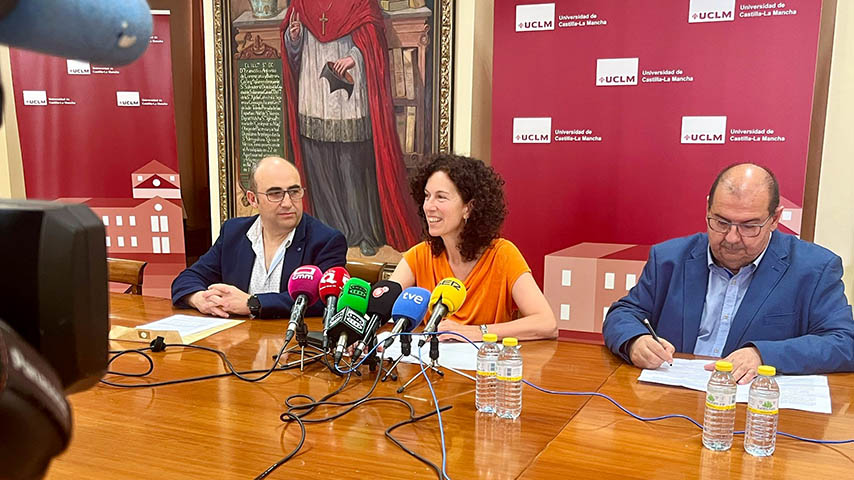 Ángeles Carrasco, flanqueada por Jesús Manuel Molero y Francisco Jesús García Navarro
