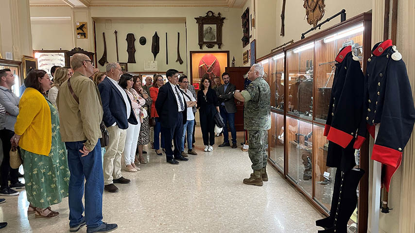 Delegación de la UCLM visita la Academia de Infantería de Toledo.