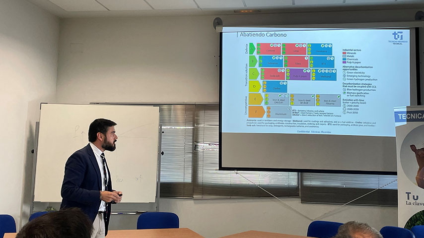 Uno de los ponentes en la jornada de innovación industrial