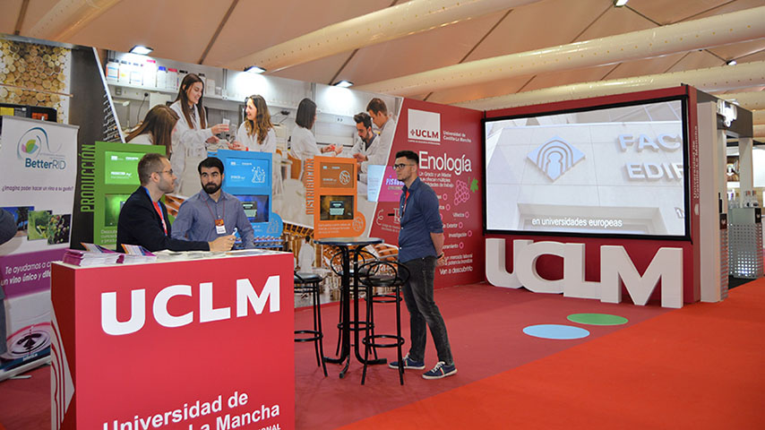 Imagen de archivo del estand de la UCLM en la edición de FENAVIN de 2019
