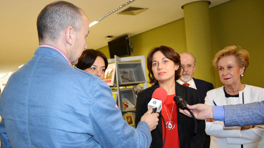 La profesora María Martín atiende a los medios