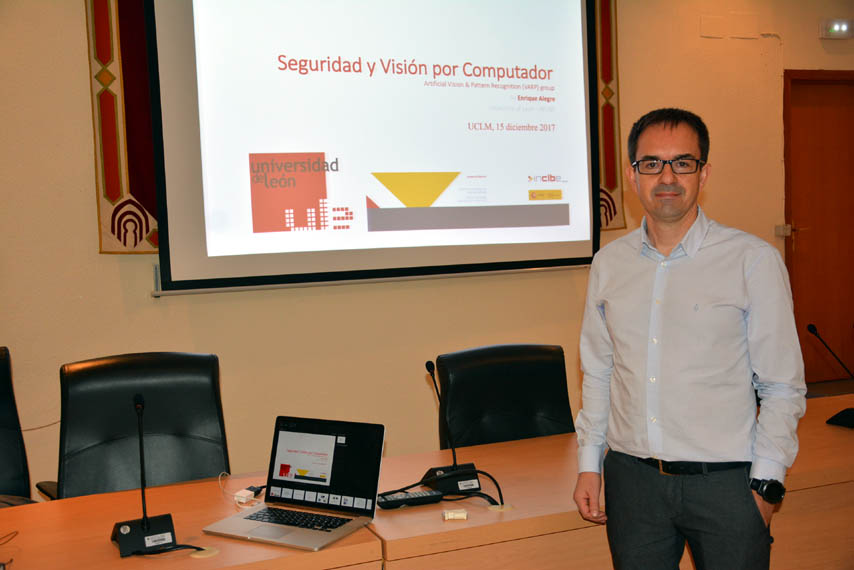 Conferencia sobre ciberseguridad, del profesor Enrique Alegre.