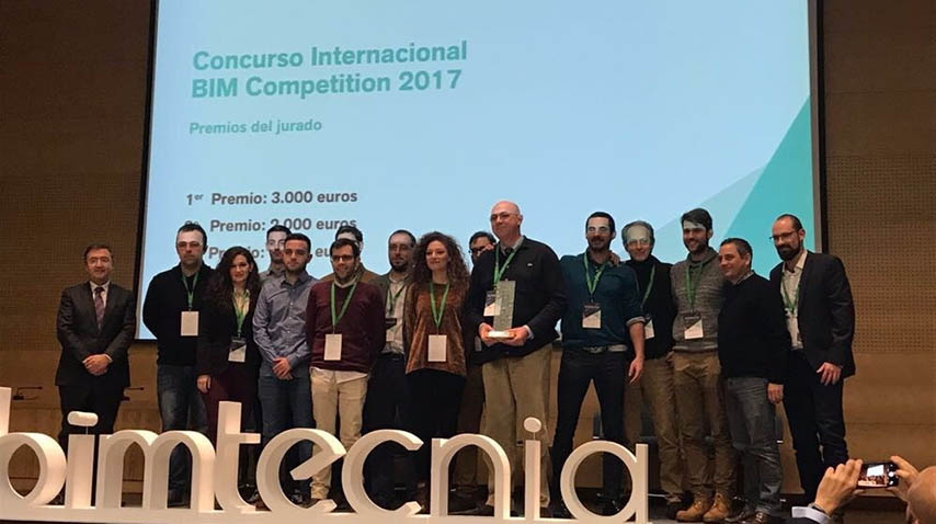 El equipo de la UCLM recibe el primer premio.