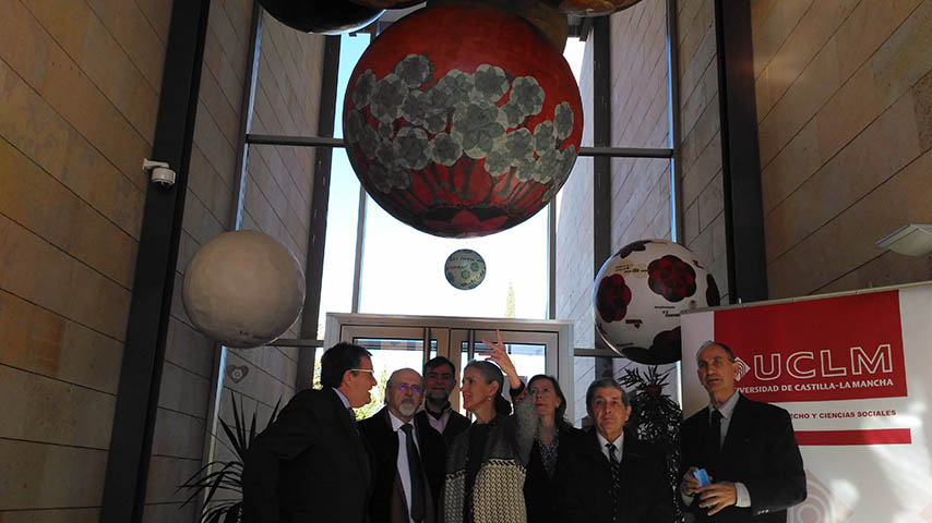 La autora, Pilar Muñoz Bayo, en el centro, durante la inauguración de su obra.