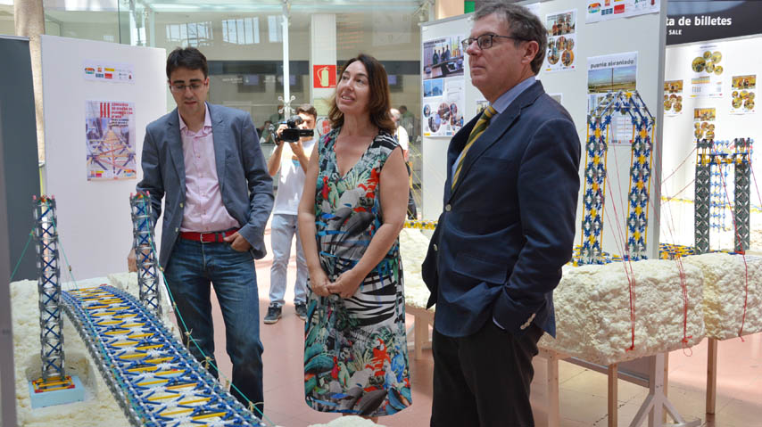 Exposición de puentes construidos con K'Nex.