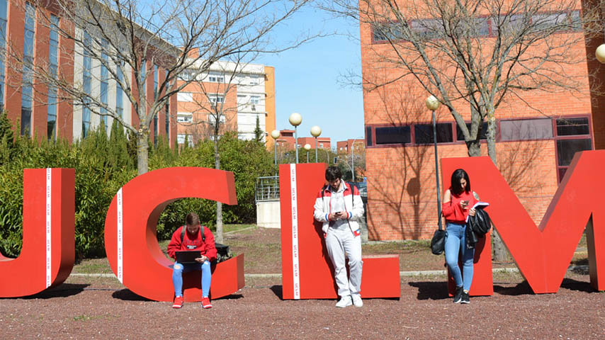 Alumnos en las letras de UCLM del Paseo del Paraninfo