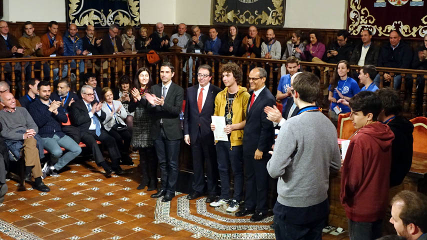 Alberto Acosta recibe la medalla