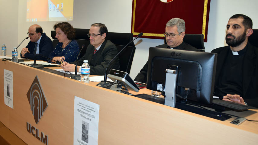 Mesa redonda sobre violencia organizada y víctimas ante del Derecho