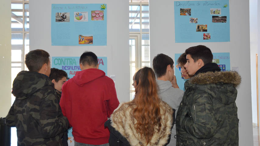 Exposición sobre la pobreza de estudiantes de Secundaria.