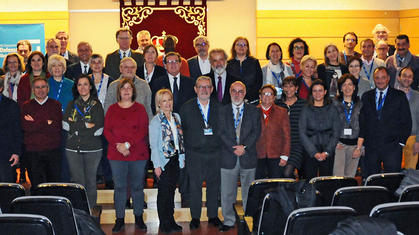 Asistentes al XX Encuentro Estatal de Defensores Universitarios, junto al rector de la UCLM, Miguel Ángel Collado