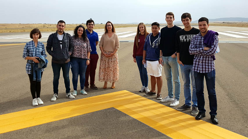 Alumnos de Caminos en el aeropuerto de Ciudad Real.