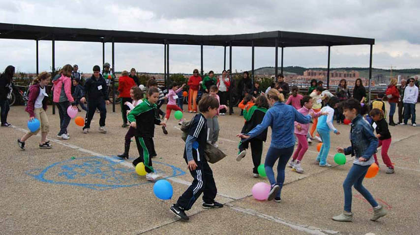 Niños jugando en el patio de un colegio.