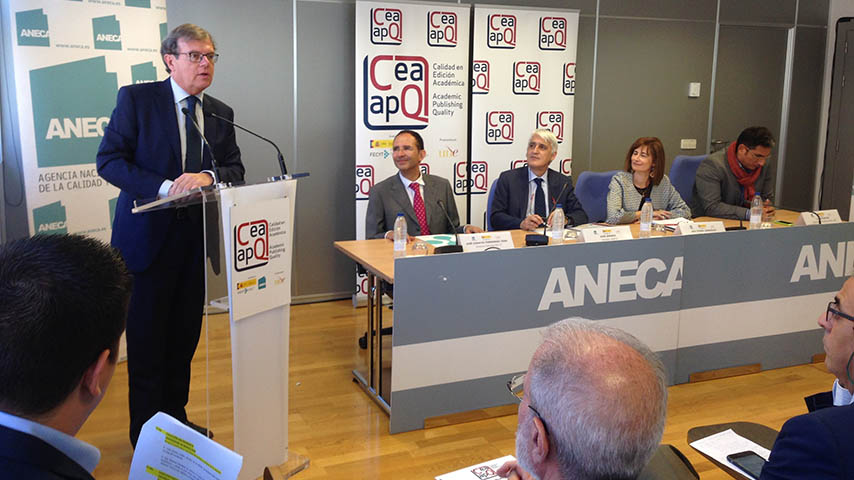 Miguel Ángel Collado, con el diploma acreditativo del sello de Calidad en Edición Académica