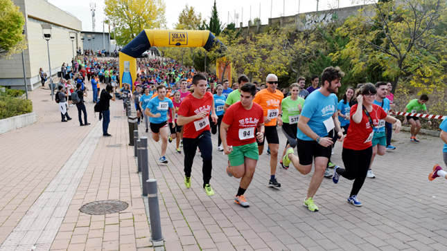 Universitarios corriendo por el campus