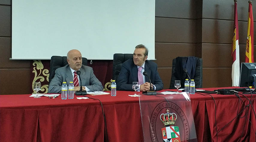 Eduardo Espín (izquierda),catedrático de Derecho Constitucional de la UCLM y magistrado del Tribunal Supremo, durante la conferencia inaugural.