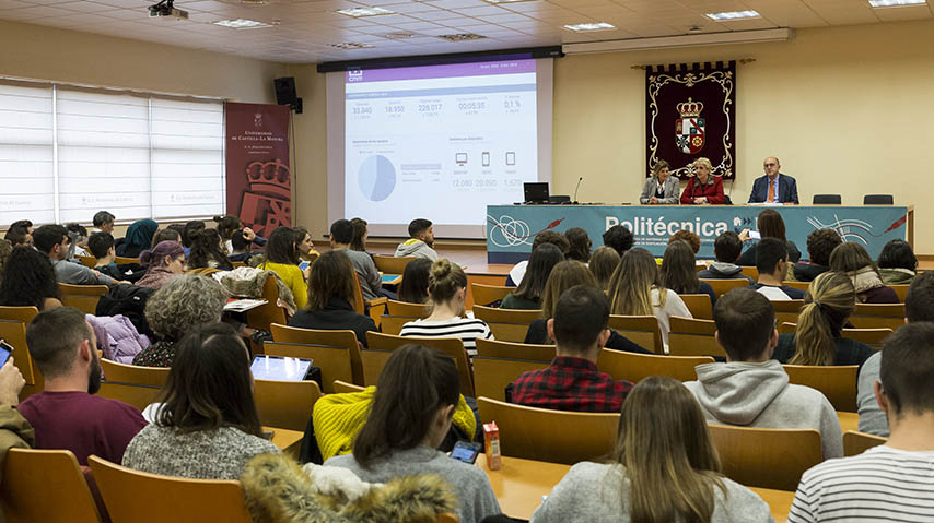 La directora general de CMM, Carmen Amores, durante su visita al Campus de Cuenca de la UCLM