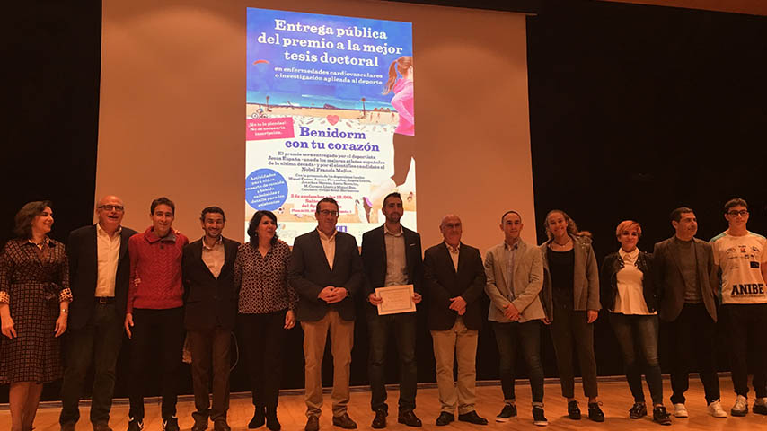 El investigador de la Universidad de Castilla-La Mancha (UCLM) Iván Cavero Redondo (centro), con el premio ‘Benidorm en tu corazón’.