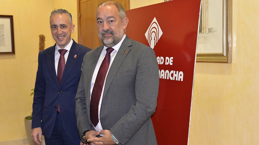Reunión del rector de la UCLM, Julián Garde; con el alcalde de Puertollano, Miguel Ángel Ruiz.